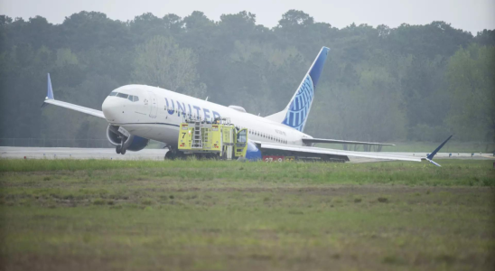 Jetzt kommt ein United Flugzeug von der Landebahn ab