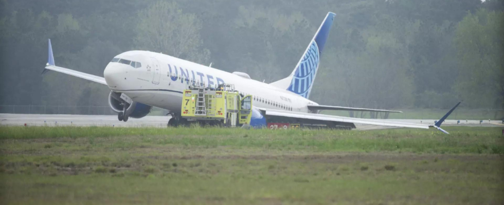 Jetzt kommt ein United Flugzeug von der Landebahn ab