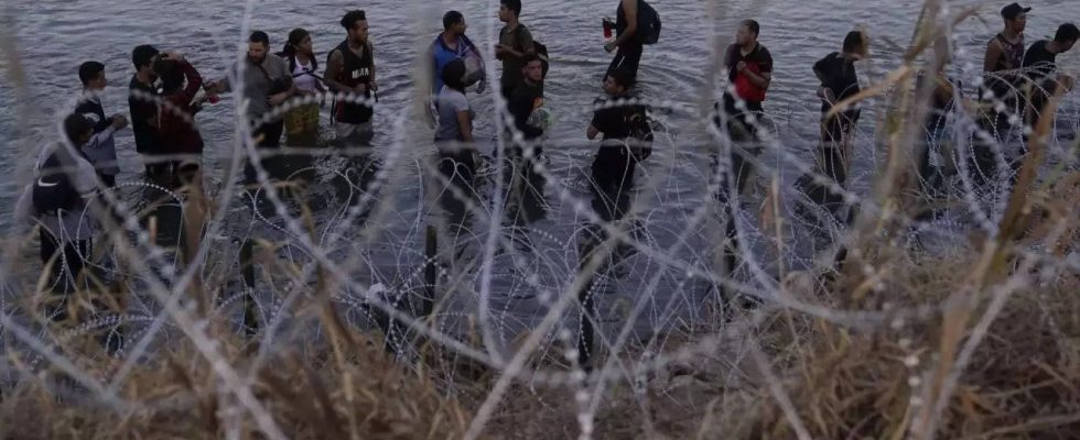 Kann Texas Migranten an der Grenze festnehmen Hin und hergehende