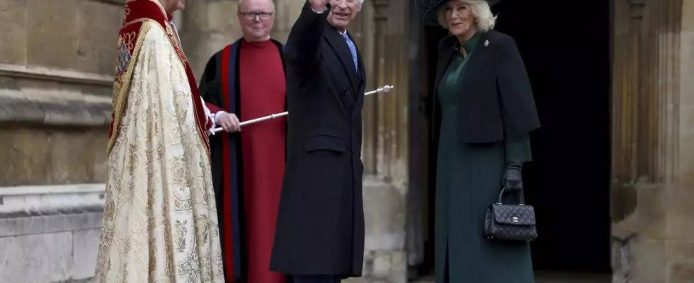 Koenig Charles besucht den Ostergottesdienst und tritt nach der Krebsdiagnose