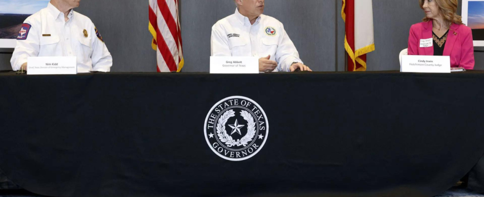 Laut Gouverneur Abbott koennten Waldbraende in Texas bis zu 500