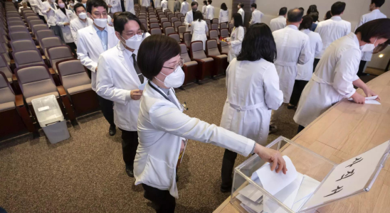 Leitende Aerzte in Suedkorea reichen Ruecktritte ein was den Streit