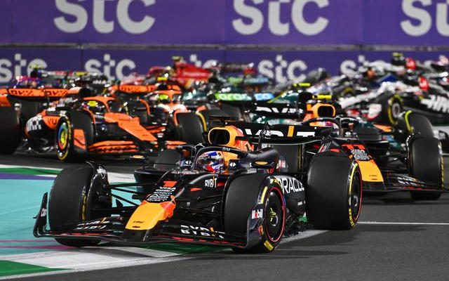 Live F1 Verstappen macht waehrend der Safety Car Situation nach Stroll Unfall