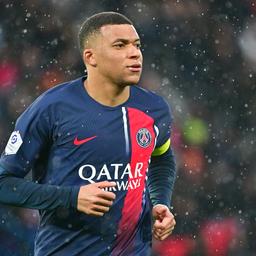 Mbappe verfolgt die zweite Halbzeit von PSG neben seiner Mutter