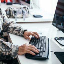 Mitarbeiter der US Luftwaffe verdaechtigt geheime Informationen ueber Dating Website preisgegeben zu