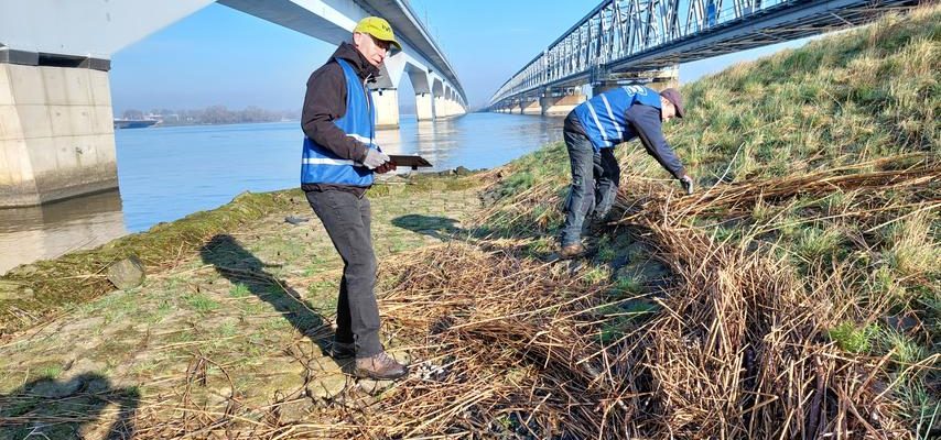 Nach extremem Hochwasser offenbaren die Ufer die Plastiksuppe in unseren