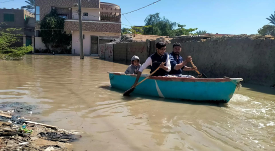 Pakistan Bewohner des Mohalla Bandes in Gwadar warten nach verheerenden