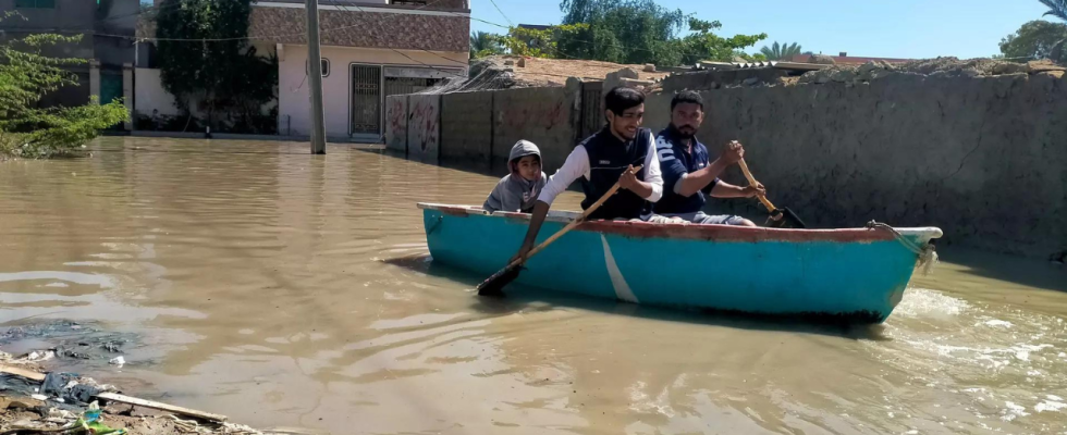 Pakistan Bewohner des Mohalla Bandes in Gwadar warten nach verheerenden