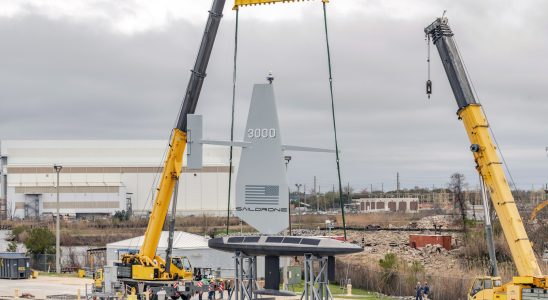 Saildrones erstes autonomes Aluminiumschiff „Surveyor spritzt zu Marinetests ins Wasser