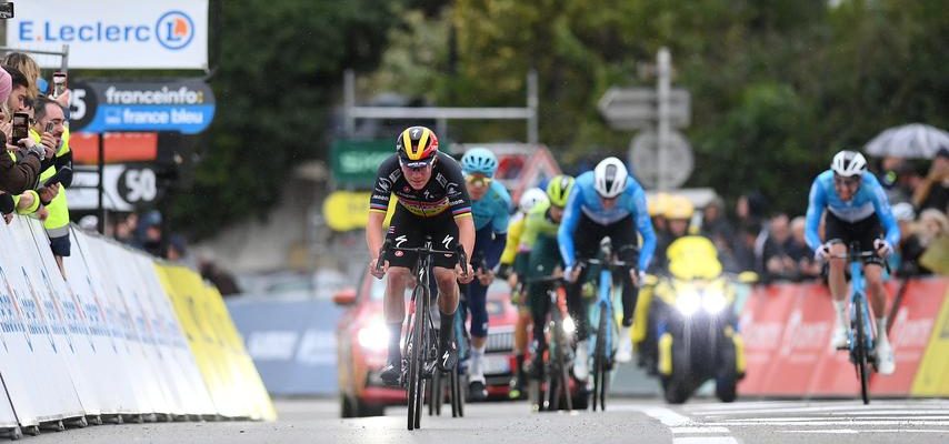 Skjelmose gewinnt schwierige Etappe in Paris Nizza Evenepoel wird Zweiter vor