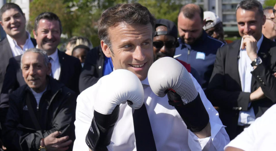 „Raging Bull Emmanuel Macron stellt seine Boxkuenste vor der Kamera