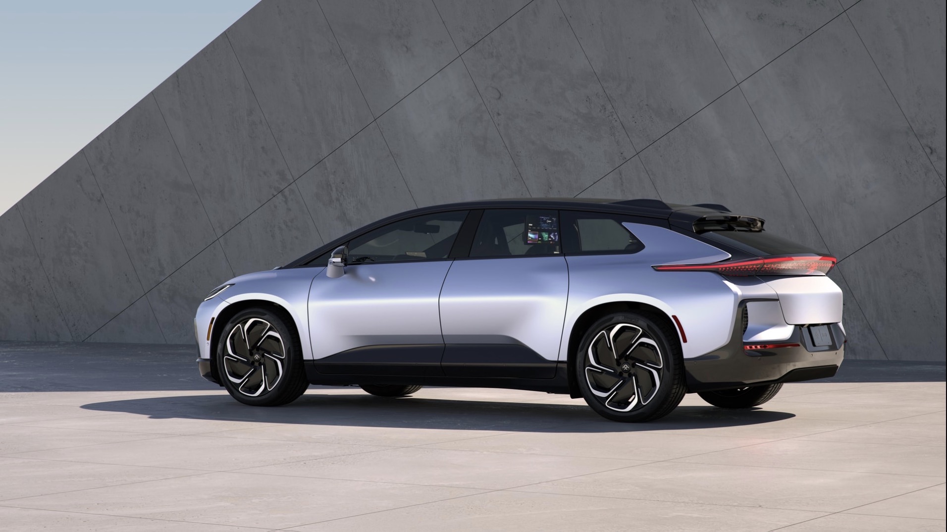 Eine Seitenansicht einer silbernen Faraday Future FF91