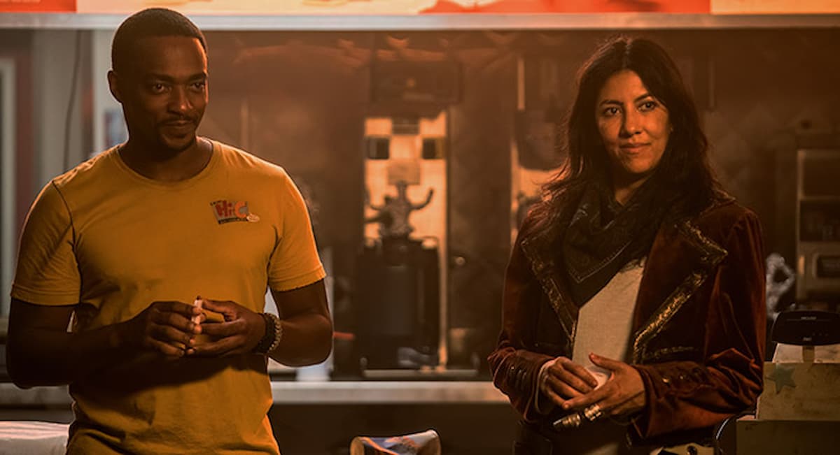 Anthony Mackie und Stephanie Beatriz stehen zusammen in verdrehtem Metall