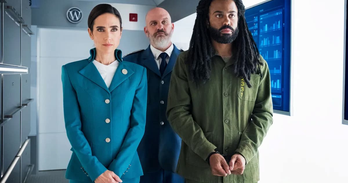 ein Standbild von Jennifer Connelly, die in „Snowpiercer“ im Zug spaziert