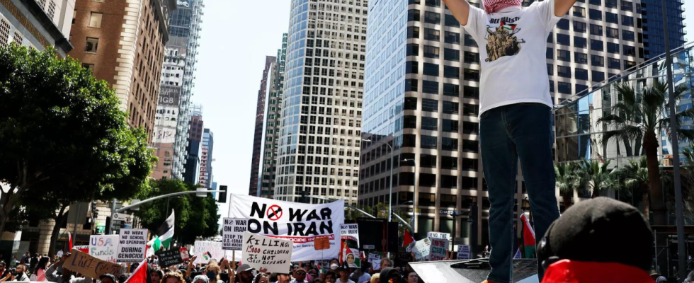 Antiisraelische Demonstranten stoeren den Verkehr auf der Brooklyn Bridge in