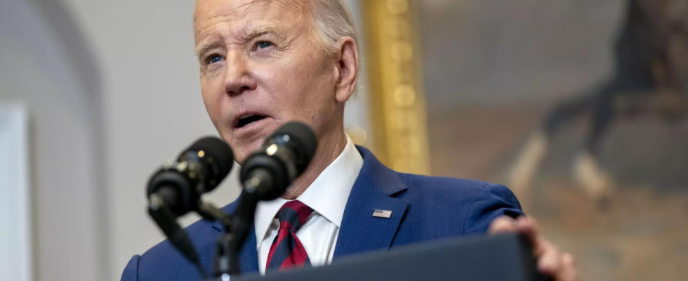 Biden begutachtet die eingestuerzte Baltimore Bruecke und trifft Familien verstorbener Arbeiter