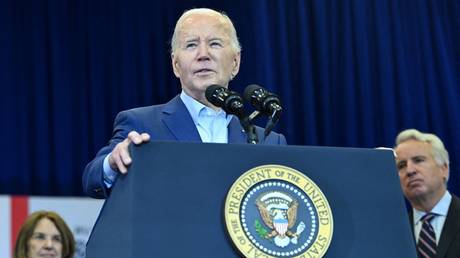 Biden fordert die Amerikaner auf zwischen Freiheit und Demokratie zu