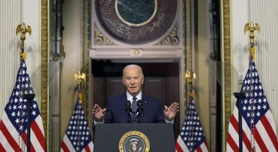 Biden sieht sich waehrend des Treffens im Weissen Haus mit