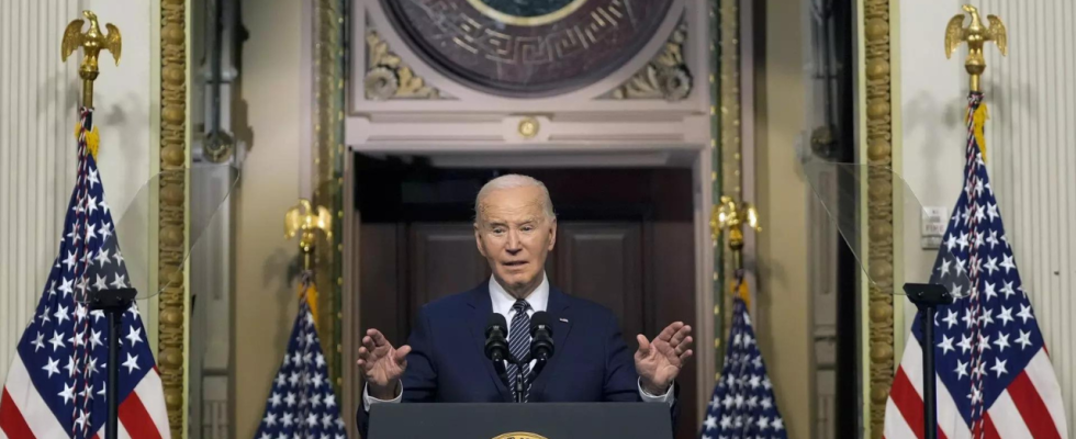 Biden sieht sich waehrend des Treffens im Weissen Haus mit