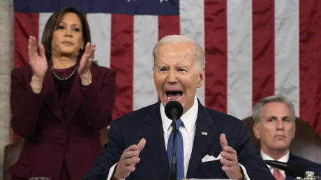 Biden war waehrend der SOTU Rede „hoeher als ein Drachen –