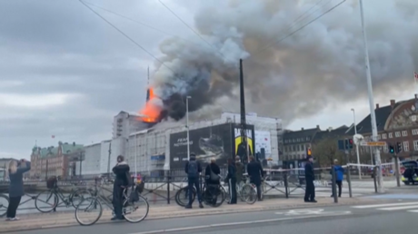 Daenemarks beruehmtes Boersengebaeude brennt VIDEO – World