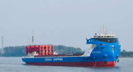 Das weltgroesste elektrische Containerschiff Greenwater 01 segelt zwischen chinesischen Staedten