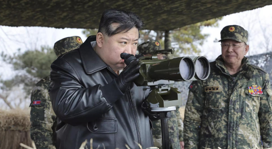 Der nordkoreanische Fuehrer Kim leitet Raketenuebungen die einen nuklearen Gegenangriff