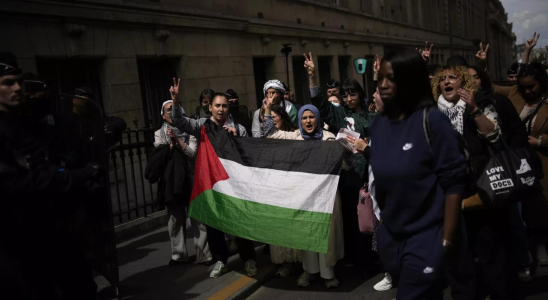 Die Pariser Polizei raeumt Demonstranten an der Sorbonne Universitaet aus