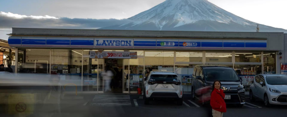 Japanische Stadt versperrt wegen laestigen Touristen den Blick auf den