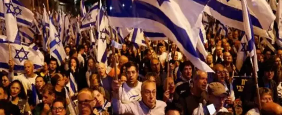 Massive Proteste in Tel Aviv gegen Netanyahu waehrend der Gaza Krieg.webp