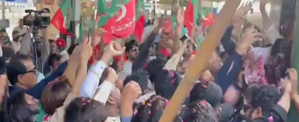 Pakistan Tehreek e Insaf veranstaltet „Zugmarsch und verspricht den Kampf fuer die