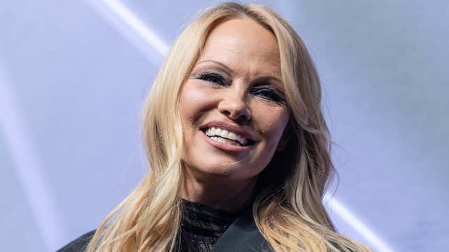 Pamela Anderson ist bei Liam Neesons Neuverfilmung von „Naked Gun