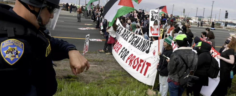 Pro palaestinensische Demonstranten blockieren die Golden Gate Bridge und Strassen in