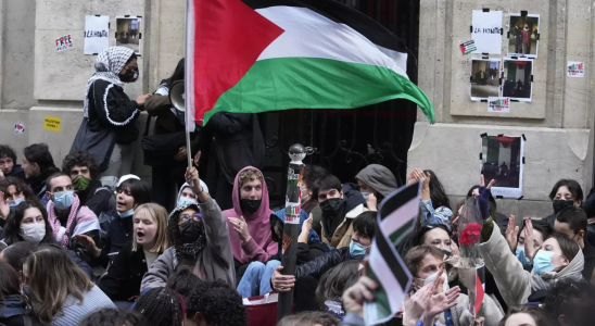 Pro palaestinensische Studenten haben friedlich das prestigetraechtige Campusgebaeude der Pariser Universitaet