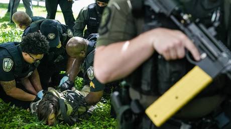 SEHEN SIE AN wie die Polizei einen pro palaestinensischen Demonstranten an