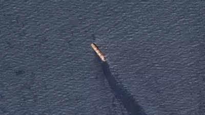 Schiff auf dem Weg nach Indien im Roten Meer von