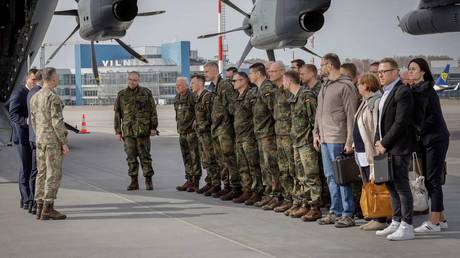 Weitere deutsche Truppen treffen in der Naehe der russischen Grenze