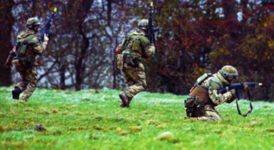 Wie normale Ukrainer sich auf den britischen Trainingsplaetzen kampfbereit machen