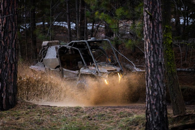 Ein ATV fährt autonom im Gelände