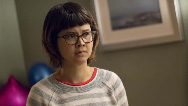 Charlyne Yi wirft koerperlichen Angriff auf das Time Bandits Set von