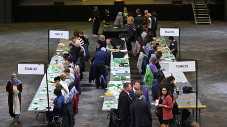 Die regierenden Tories erleiden in England eine vernichtende Wahlniederlage –