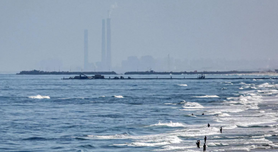 Erste Hilfe gelangt ueber einen von den USA gebauten Pier