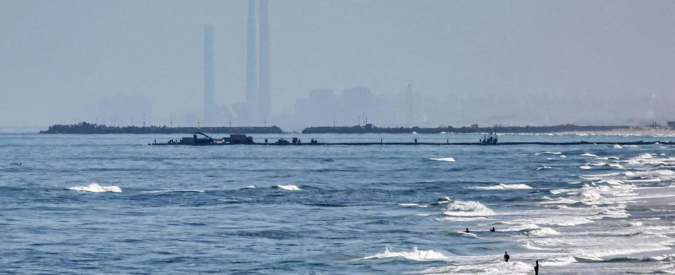 Erste Hilfe gelangt ueber einen von den USA gebauten Pier