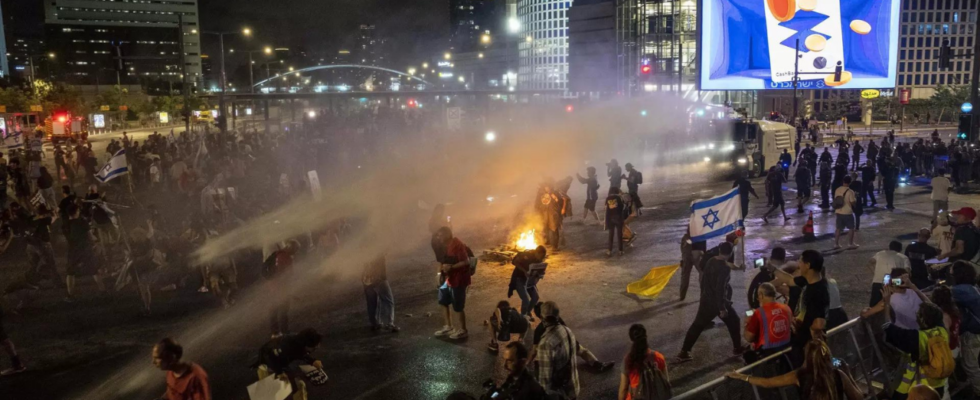 Es kommt zu Handgreiflichkeiten zwischen der Polizei und Demonstranten die