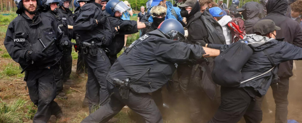 Es kommt zu Zusammenstoessen als Demonstranten versuchen Zutritt zum deutschen