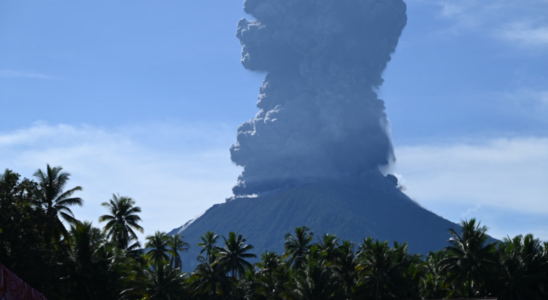 Indonesiens Berg Ibu bricht erneut aus und spuckt inmitten von