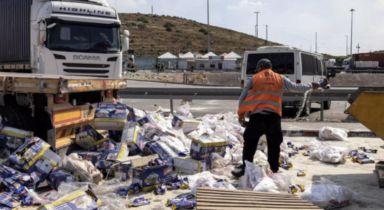 Israelische Demonstranten blockieren einen Hilfskonvoi auf dem Weg nach Gaza