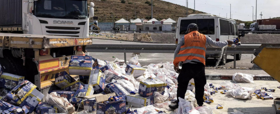 Israelische Demonstranten blockieren einen Hilfskonvoi auf dem Weg nach Gaza