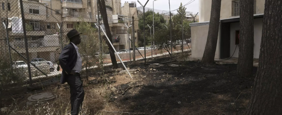 Israelische Demonstranten zuenden einen Teil des UN Gelaendes in Jerusalem an