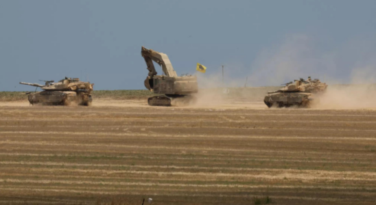 Israelische Panzer dringen in Rafah im Gazastreifen vor waehrend vertriebene